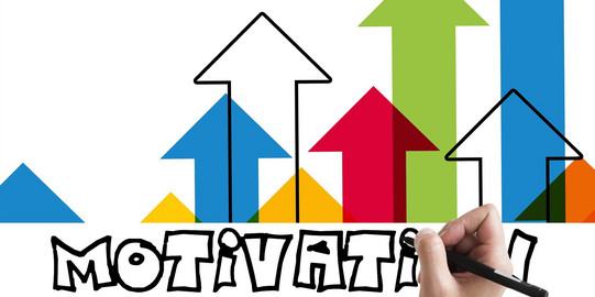Schriftzug Motivation über nach oben zeigenden Pfeilen