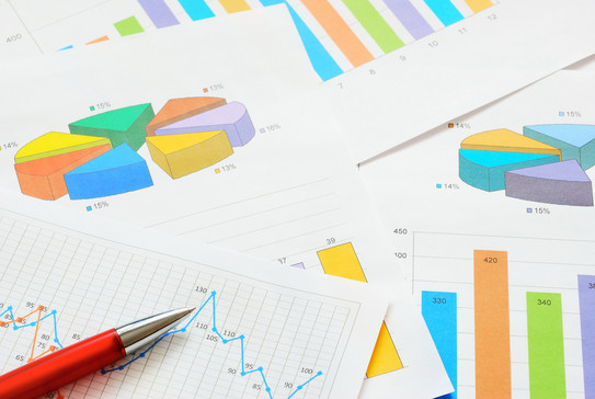 Diagramme_02 Bunte Kreis- und Balkendiagramme und ein Graph im Detail auf verschiedenen Seiten, die übereinander liegen.