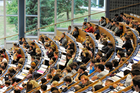 Students in the lecture hall_01 Students sitting in a lecture in the lecture hall.