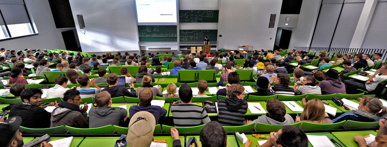 Studierende sitzen in einer Vorlesung im Seminargebäude Campus Nord.